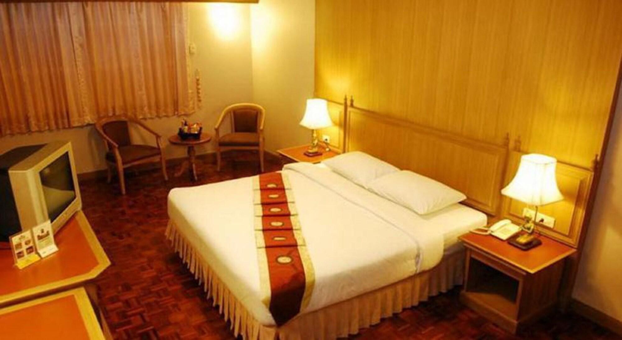 Silom Village Inn Bangkok Esterno foto